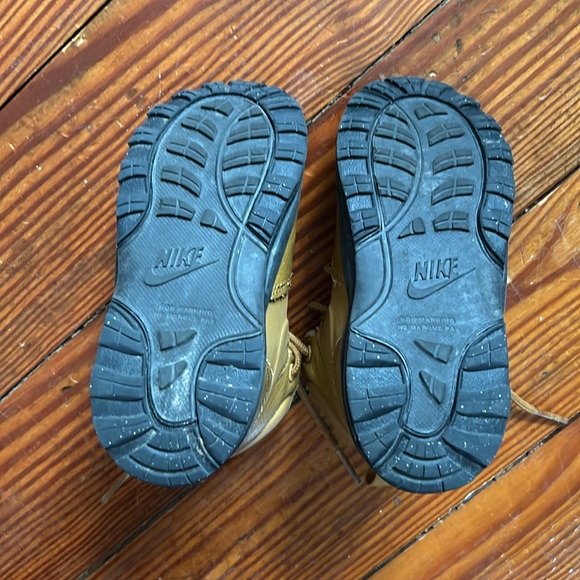 BOYS' TODDLER NIKE MANOA LEATHER BOOTS Color
Wheat/Wheat/Black - BQ5374 700 - Picture 2 of 4